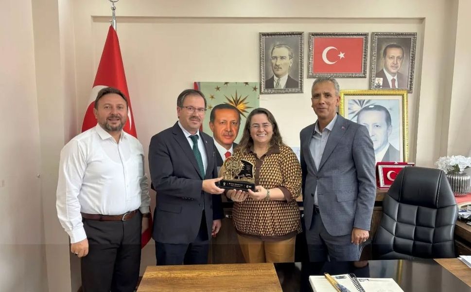 Yozgat AK Parti'den 25. Yıl Vefa Buluşması: Genel Merkez Hediyeleri Başkanlara Verildi