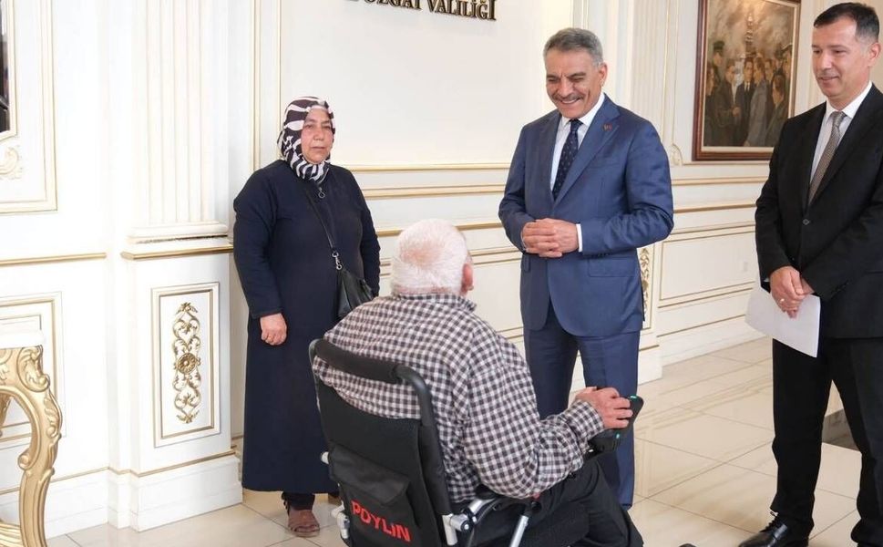Yozgat Valisi Özkan, Engelli Vatandaşa Elektrikli Sandalye Hediye Etti