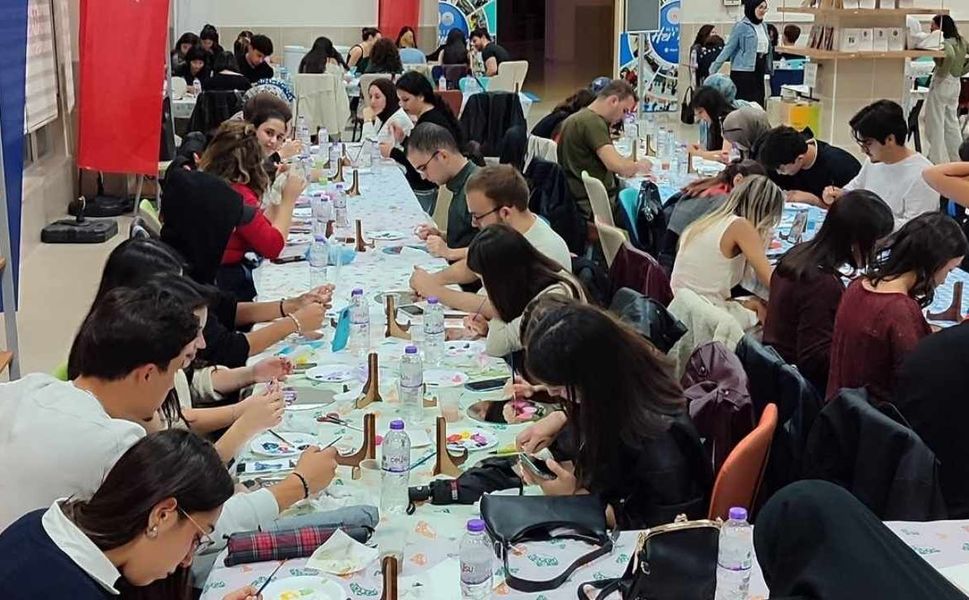Yozgat'ta Gençler Aynaları Renklendirdiler