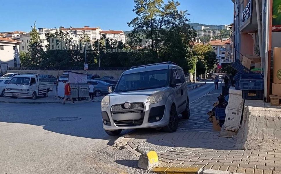 Yozgat'ta Otopark Çilesi Bitmiyor: Araçlar Kaldırımları İşgal Etti