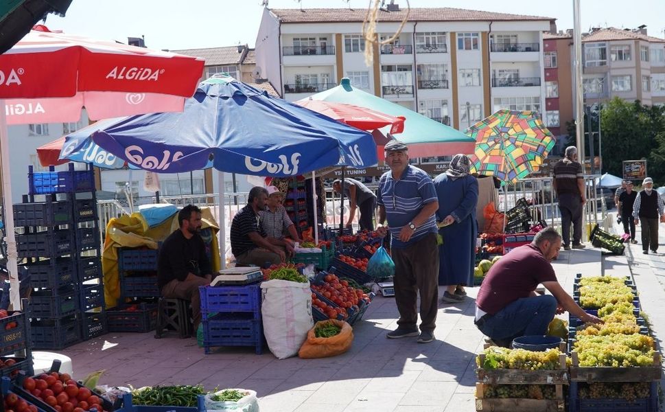 Yozgat'ta Tarihi Caminin Önüne Köy Pazarı Kuruldu