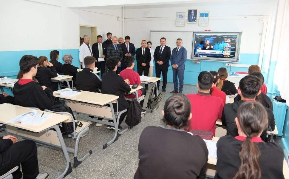 Yozgat’ta Eğitime Üst Düzey Ziyaret: Vali Özkan ve İl Müdürü Türk Sınıfları Gezdi