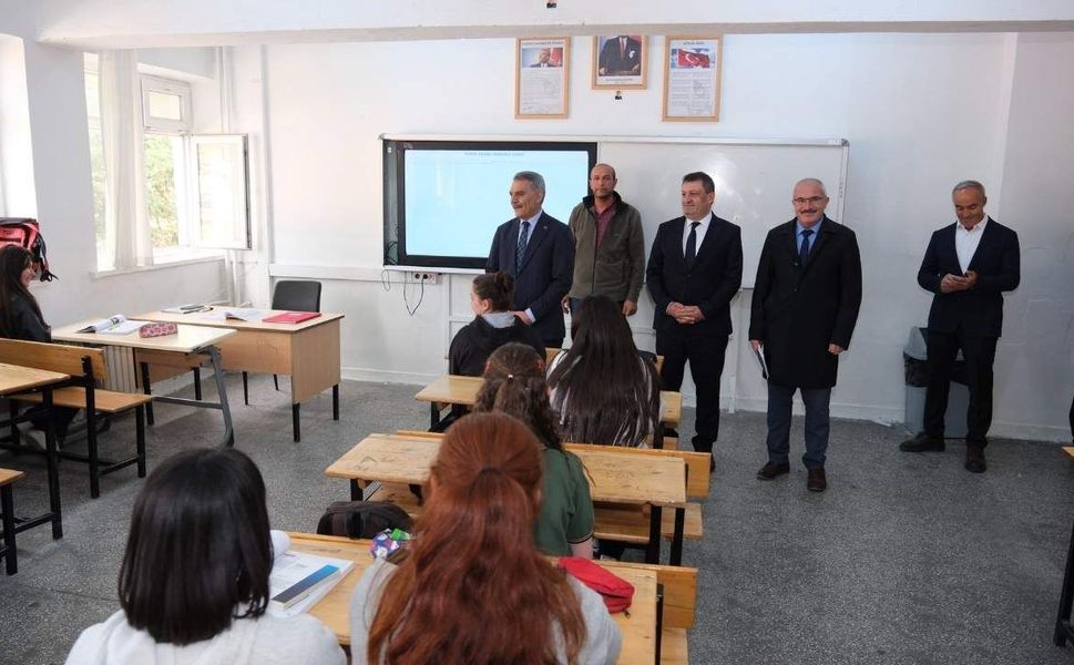Yozgat'ta Eğitime Üst Düzey Ziyaret! Vali Özkan Öğretmen ve Öğrencileri Dinledi