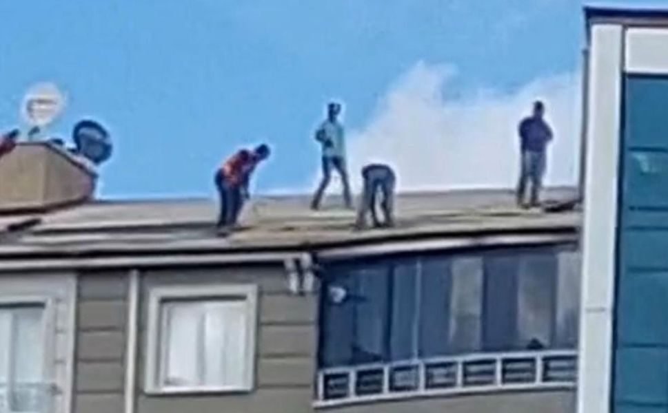Yozgat'ta Tehlikeli Mesai: Çatıda Emniyetsiz Çalışan İşçiler Görüntülendi