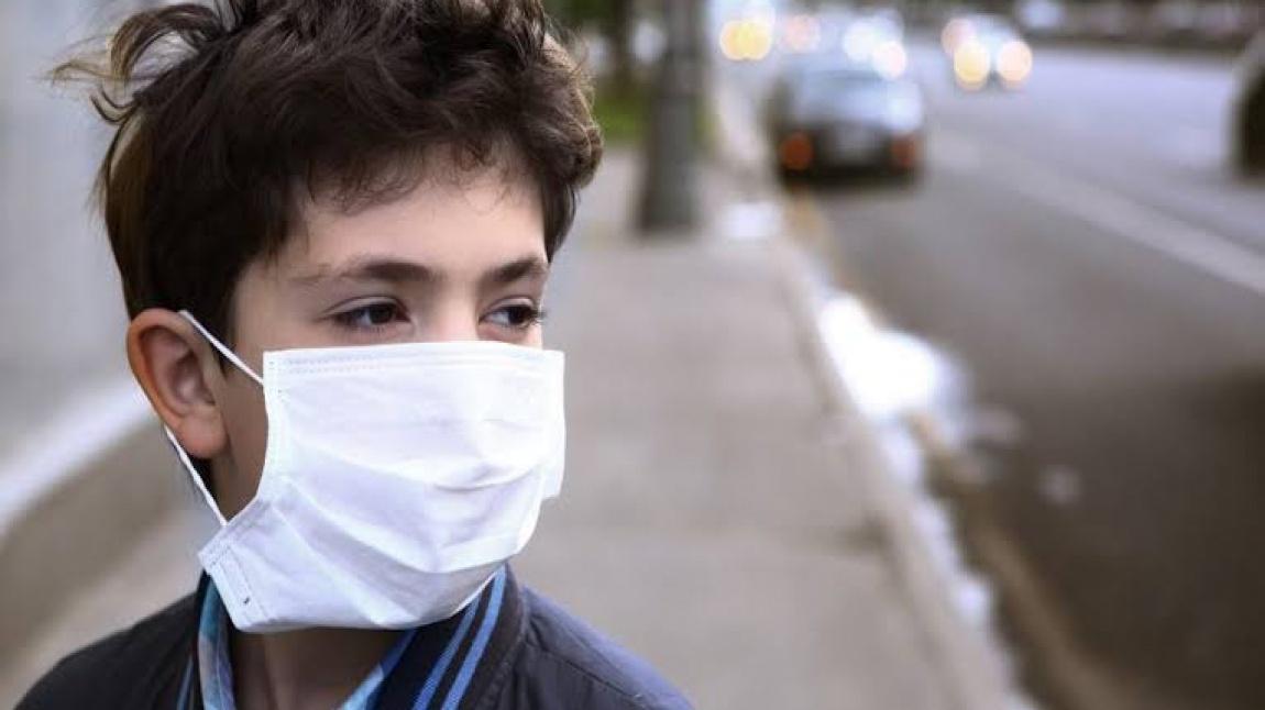 Son günlerde çocuklarda görülen Covid-19 vakalarında artış yaşanıyor. Dünya Sağlık Örgütü tarafından da açıklanan “Nimbus” varyantı, özellikle ateş ve boğaz ağrısı belirtileriyle öne çıkıyor. Uzmanlar, ailelerin bu semptomları hafife almaması gerektiğini