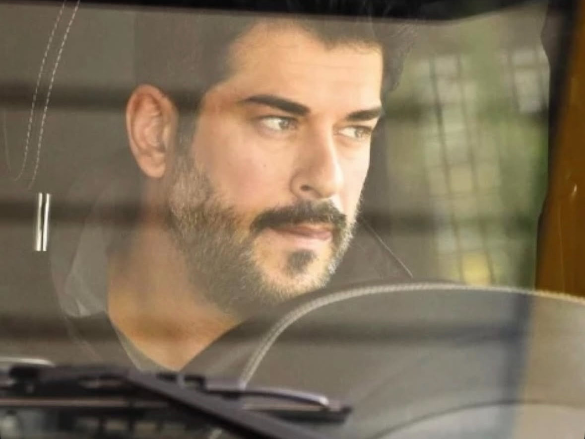 Burak Özçivit 25 Milyon Tl’lik Aracıyla Kuruçeşme’de Görüntülendi (2)