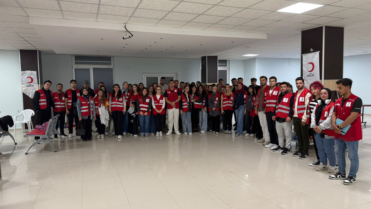 Coşku Dorukta Genç Kızılay’dan Dev Ekranlı Maç Keyfi (1)