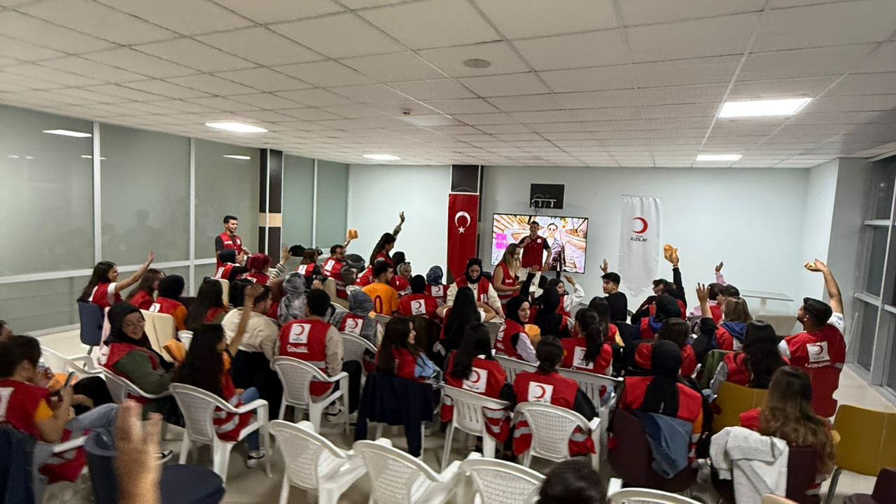 Coşku Dorukta Genç Kızılay’dan Dev Ekranlı Maç Keyfi (2)