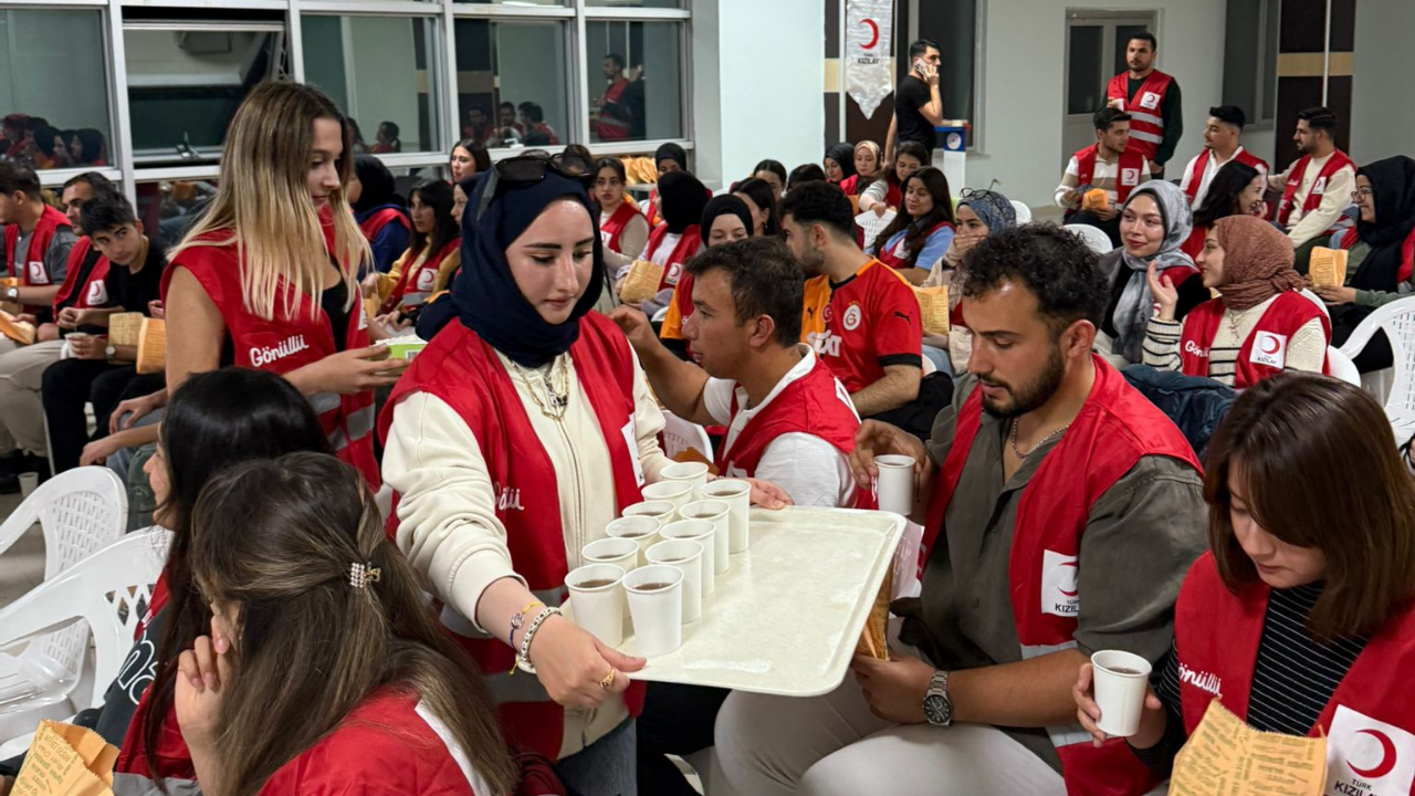 Coşku Dorukta Genç Kızılay’dan Dev Ekranlı Maç Keyfi (3)