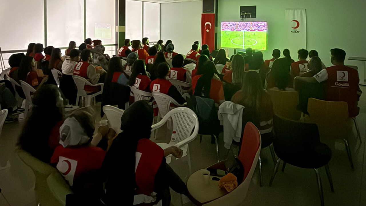 Coşku Dorukta Genç Kızılay’dan Dev Ekranlı Maç Keyfi (4)