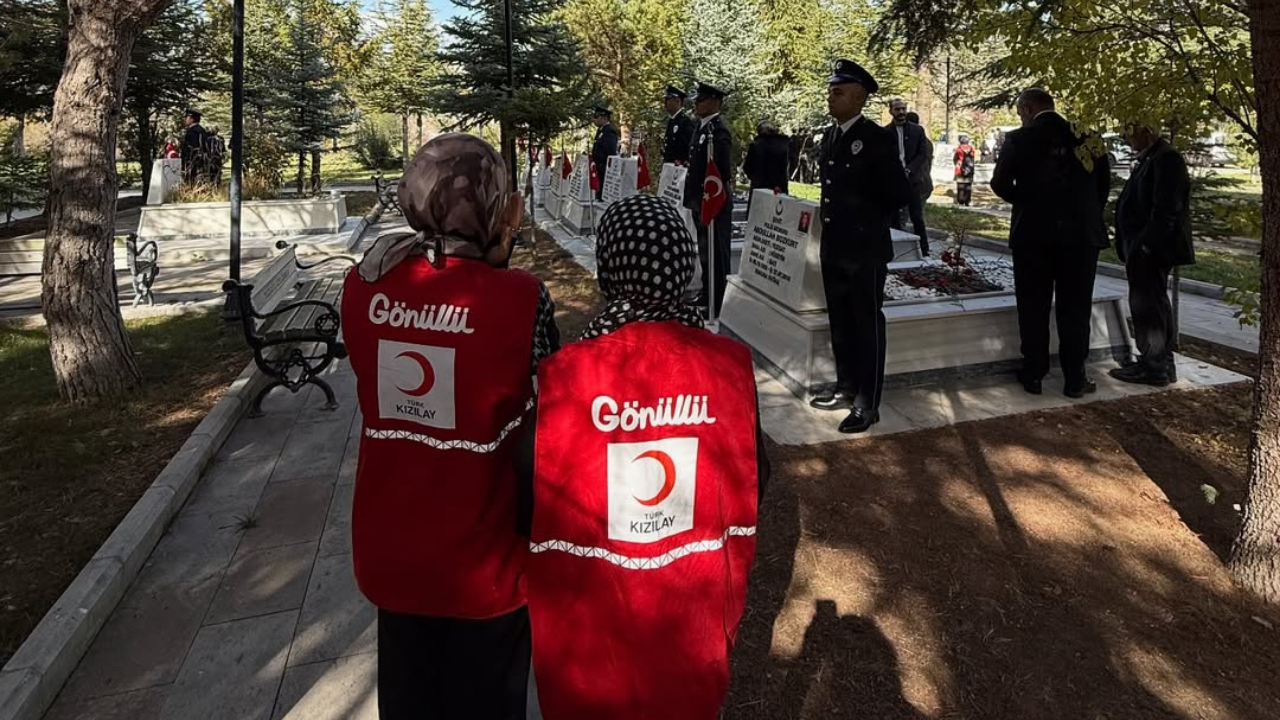 Gençlerden Örnek Davranış Cumhuriyet Coşkusunda Şehitler Unutulmadı (2)