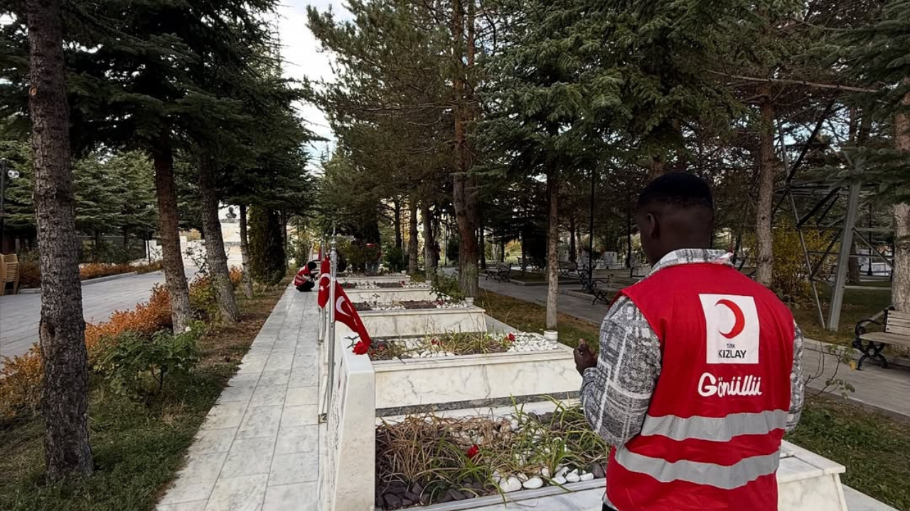 Gençlerden Örnek Davranış Cumhuriyet Coşkusunda Şehitler Unutulmadı (3)