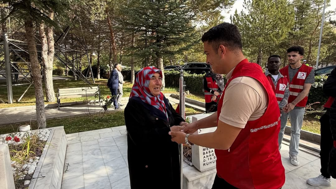 Gençlerden Örnek Davranış Cumhuriyet Coşkusunda Şehitler Unutulmadı (5)