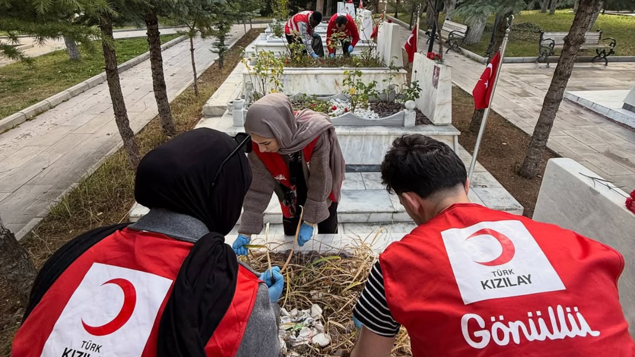 Gençlerden Örnek Davranış Cumhuriyet Coşkusunda Şehitler Unutulmadı (6)