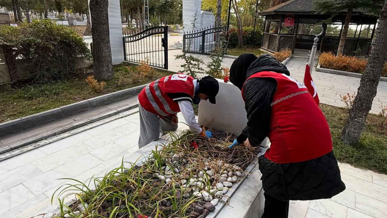 Gençlerden Örnek Davranış Cumhuriyet Coşkusunda Şehitler Unutulmadı (7)