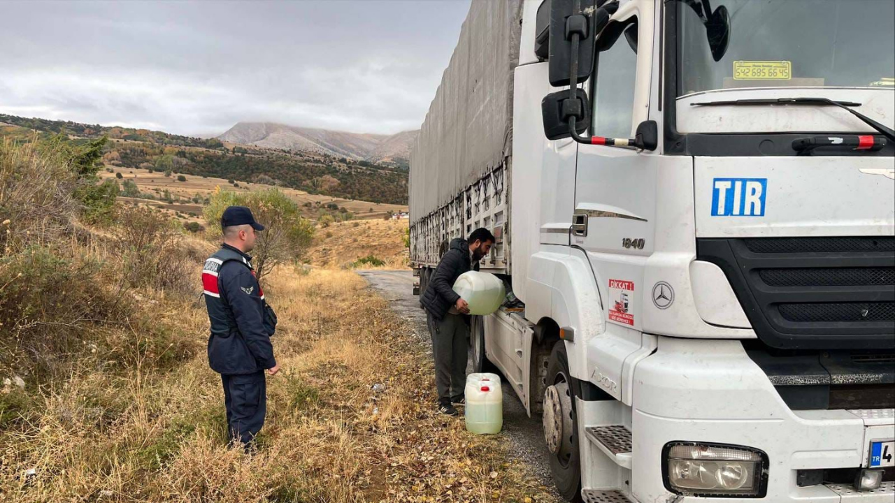 Jandarma'dan Örnek Davranış Yolda Kalan Tır Şoförünün Mağduriyeti Giderildi (1)