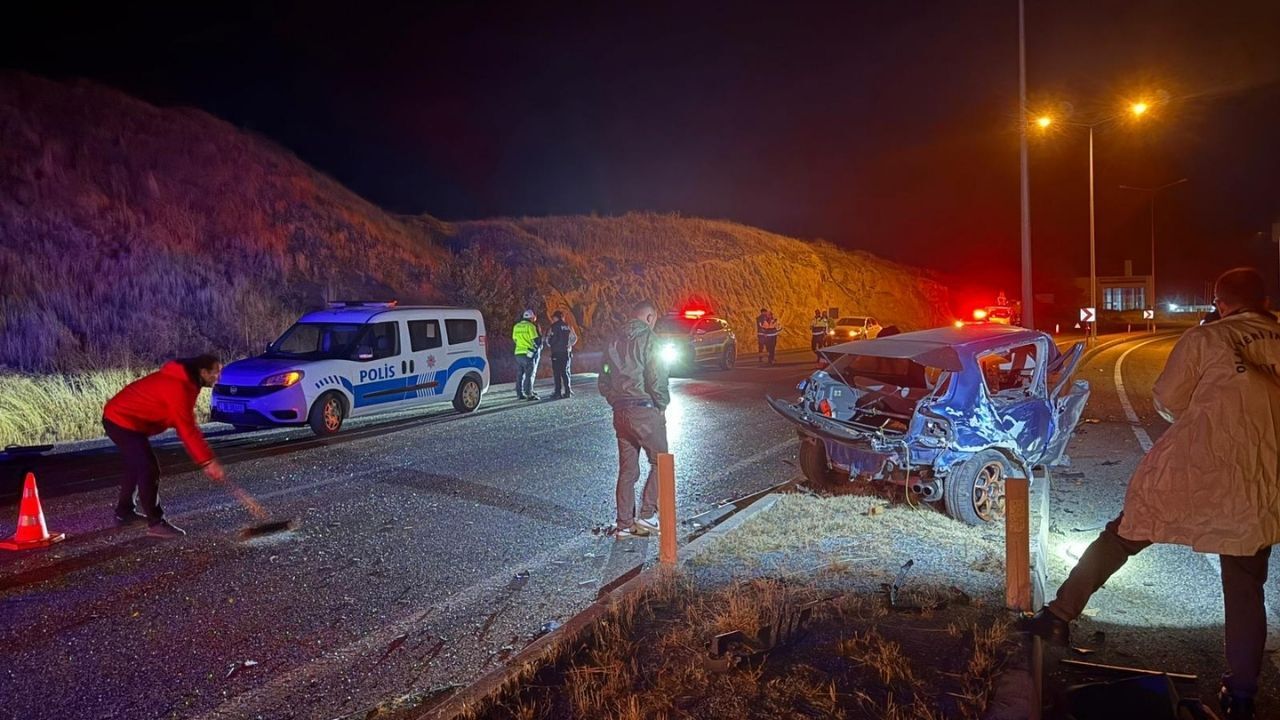 Yozgat'ta Feci Kaza Araç İkiye Bölündü (3)