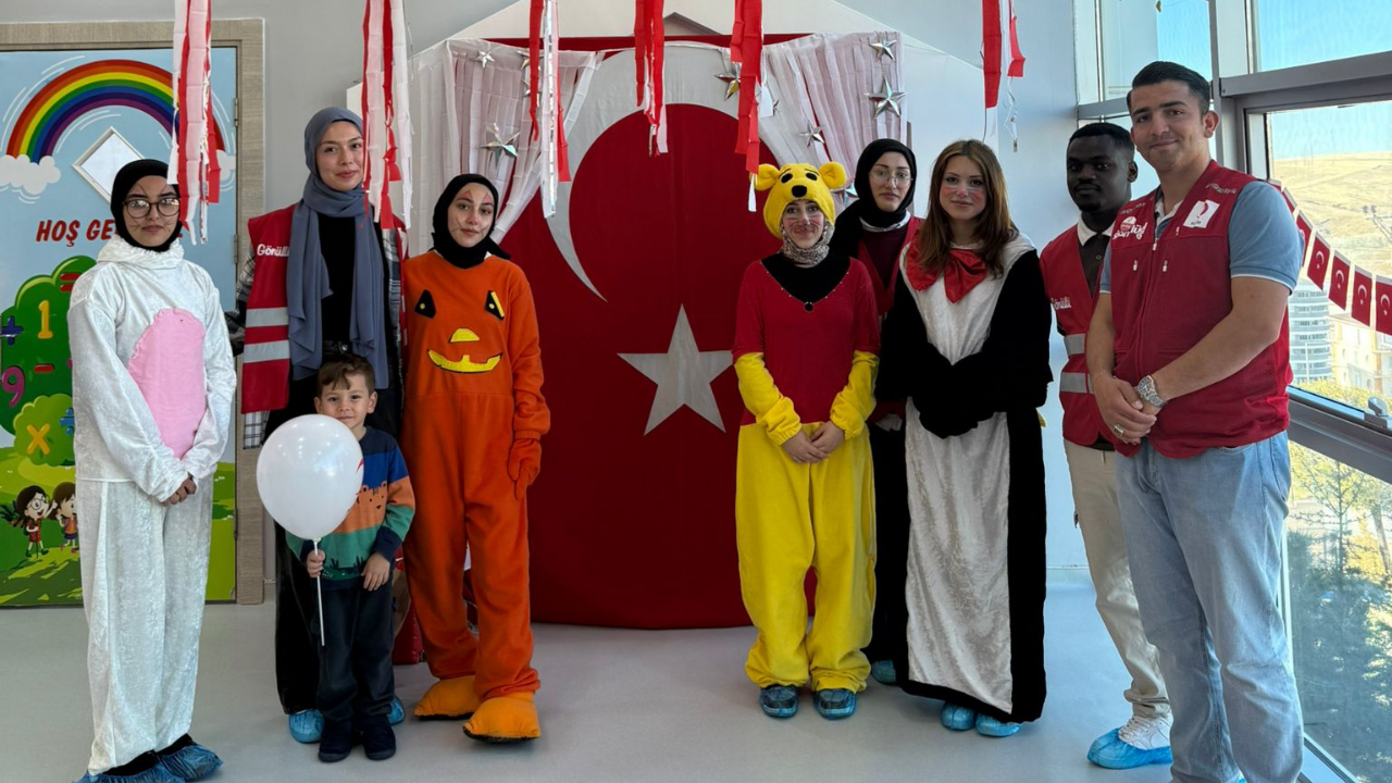 Gençler Minik Kalplerle Buluştu “Küçük Bir Dokunuş, Büyük Bir Tebessüm” (2)