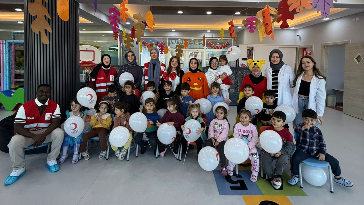 Gençler Minik Kalplerle Buluştu “Küçük Bir Dokunuş, Büyük Bir Tebessüm” (3)