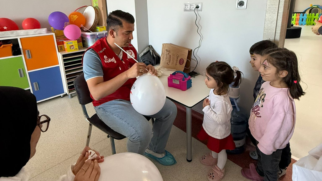 Gençler Minik Kalplerle Buluştu “Küçük Bir Dokunuş, Büyük Bir Tebessüm” (4)