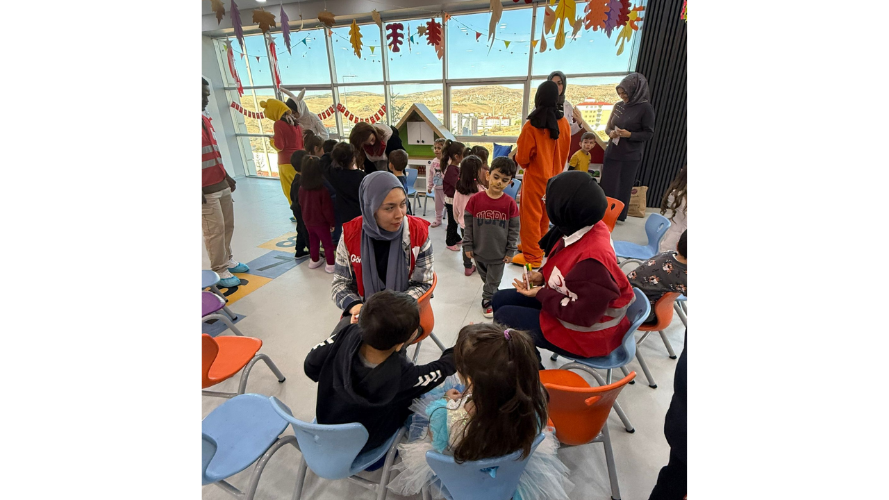 Gençler Minik Kalplerle Buluştu “Küçük Bir Dokunuş, Büyük Bir Tebessüm” (5)