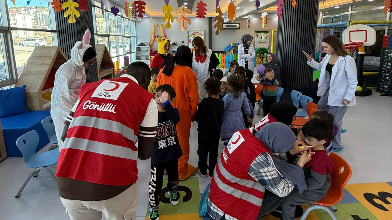 Gençler Minik Kalplerle Buluştu “Küçük Bir Dokunuş, Büyük Bir Tebessüm” (6)