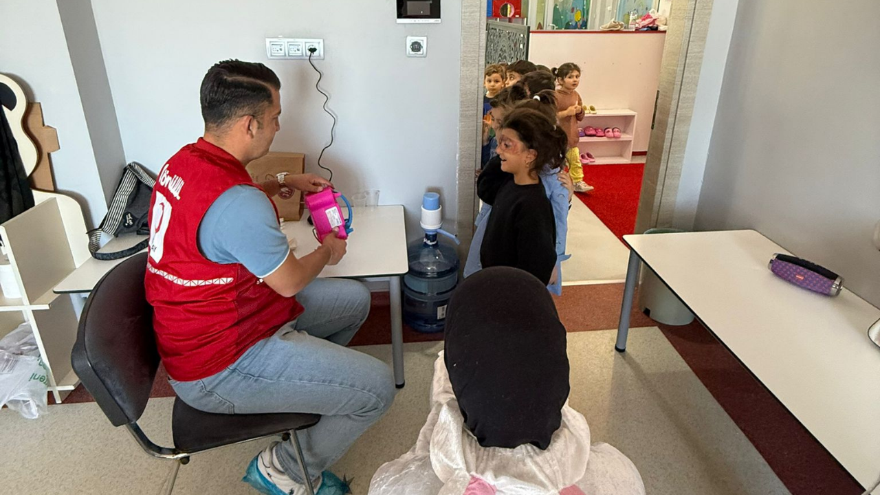 Gençler Minik Kalplerle Buluştu “Küçük Bir Dokunuş, Büyük Bir Tebessüm” (7)