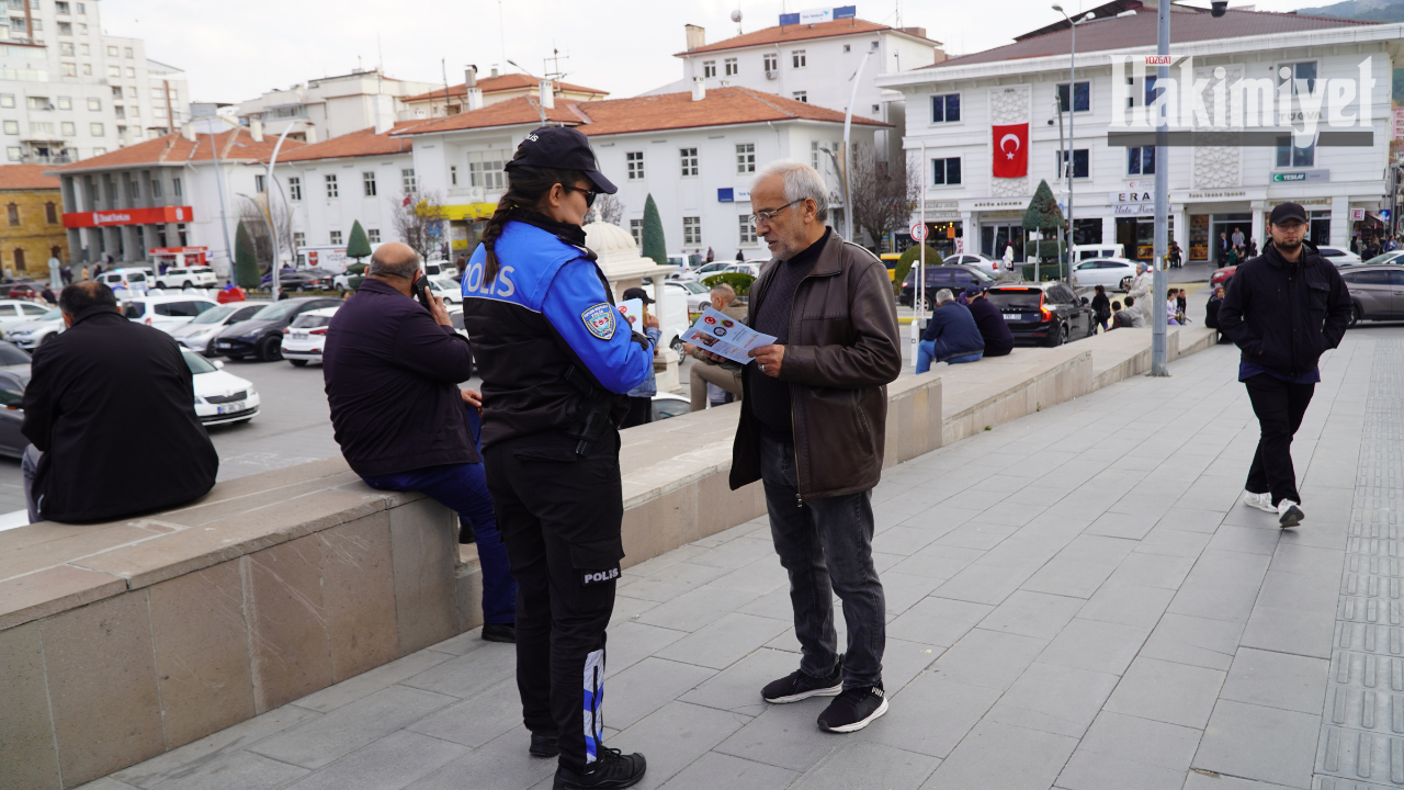 Polisten Yozgat’ta Halkına Dolandırıcılığa Karşı Bilgilendirici Afişler (2)