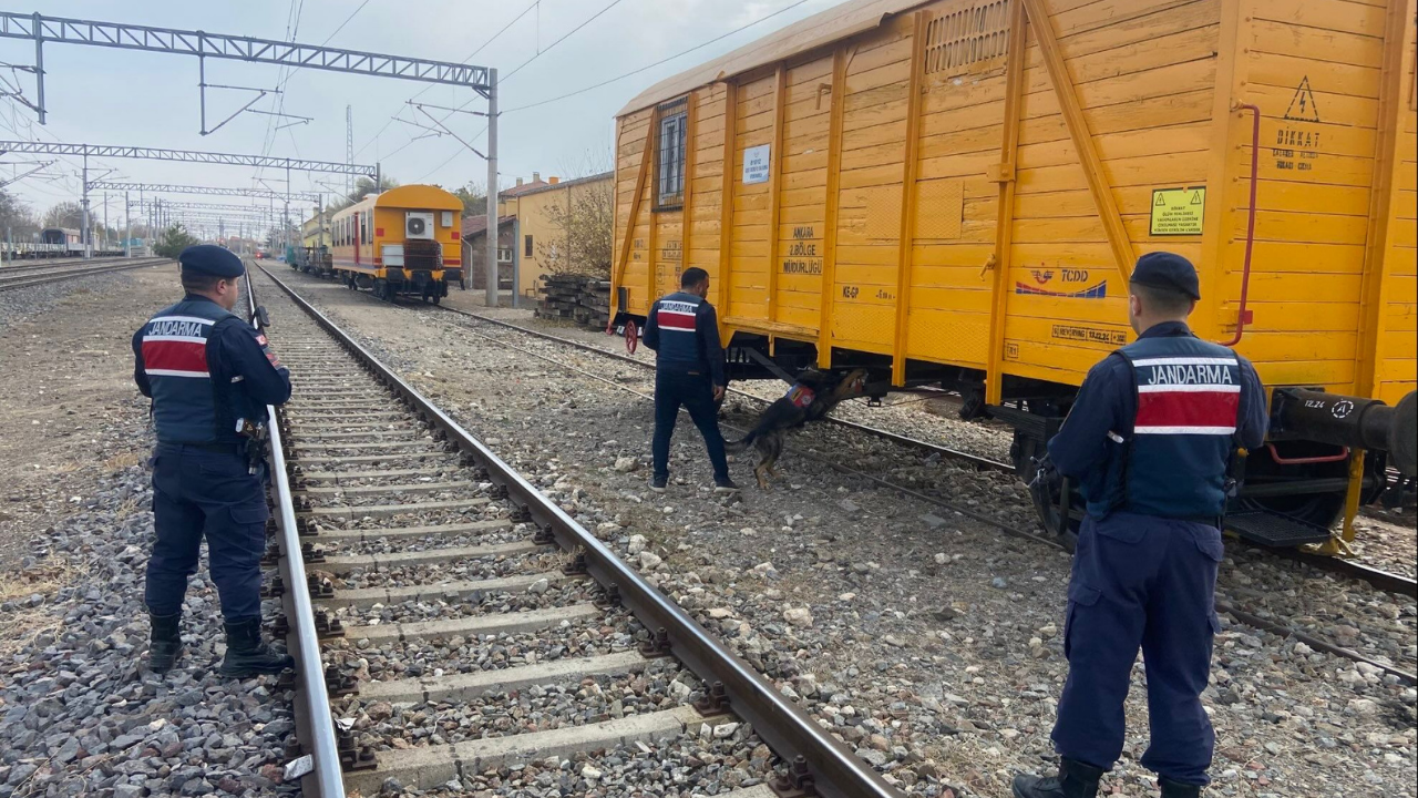 Yenifakılı’da Jandarma Ekiplerinden Tren Yolu Hattında Geniş Çaplı Arama (1)
