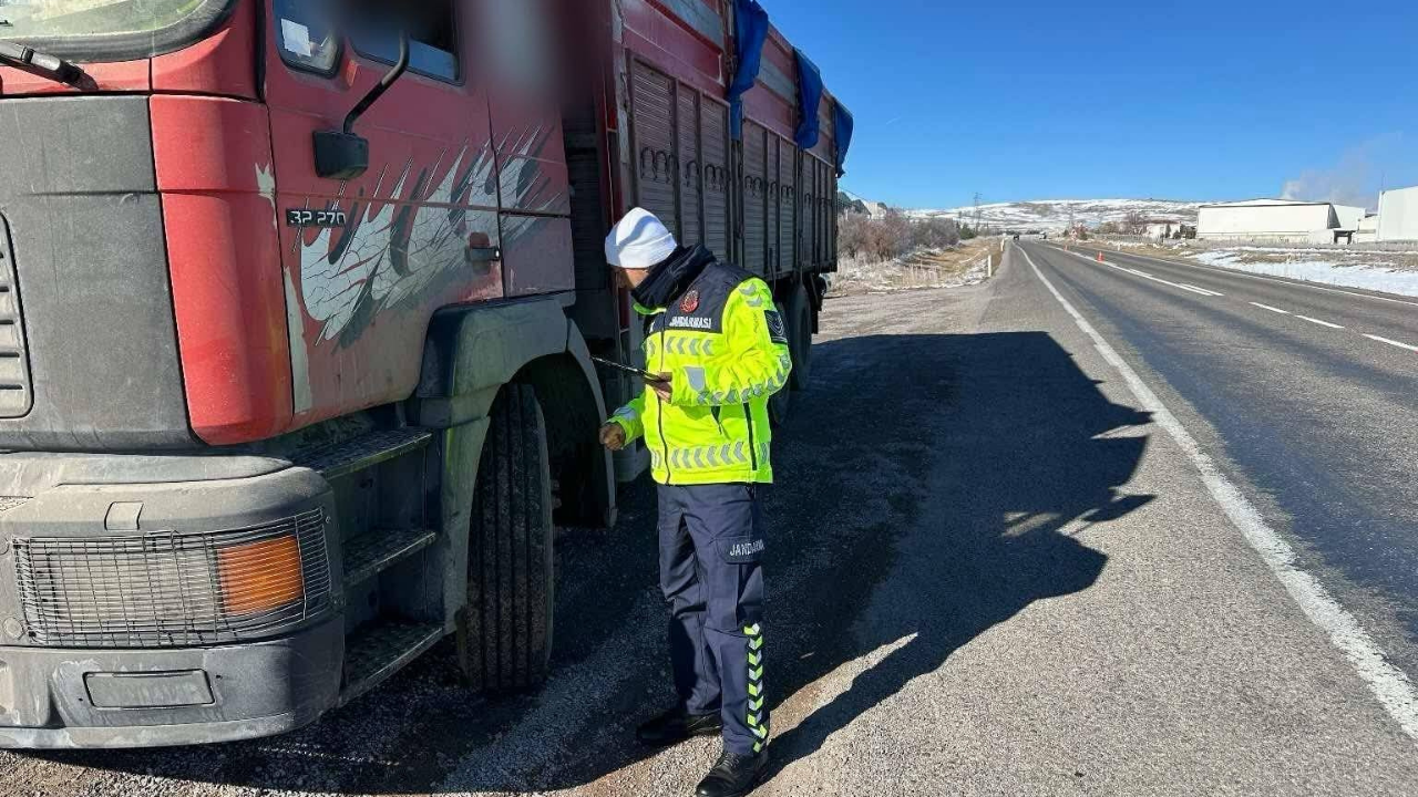 Yozgat’ta Kış Lastiği Denetimleri Başladı Sürücülere Güvenli Yol Çağrısı (2)