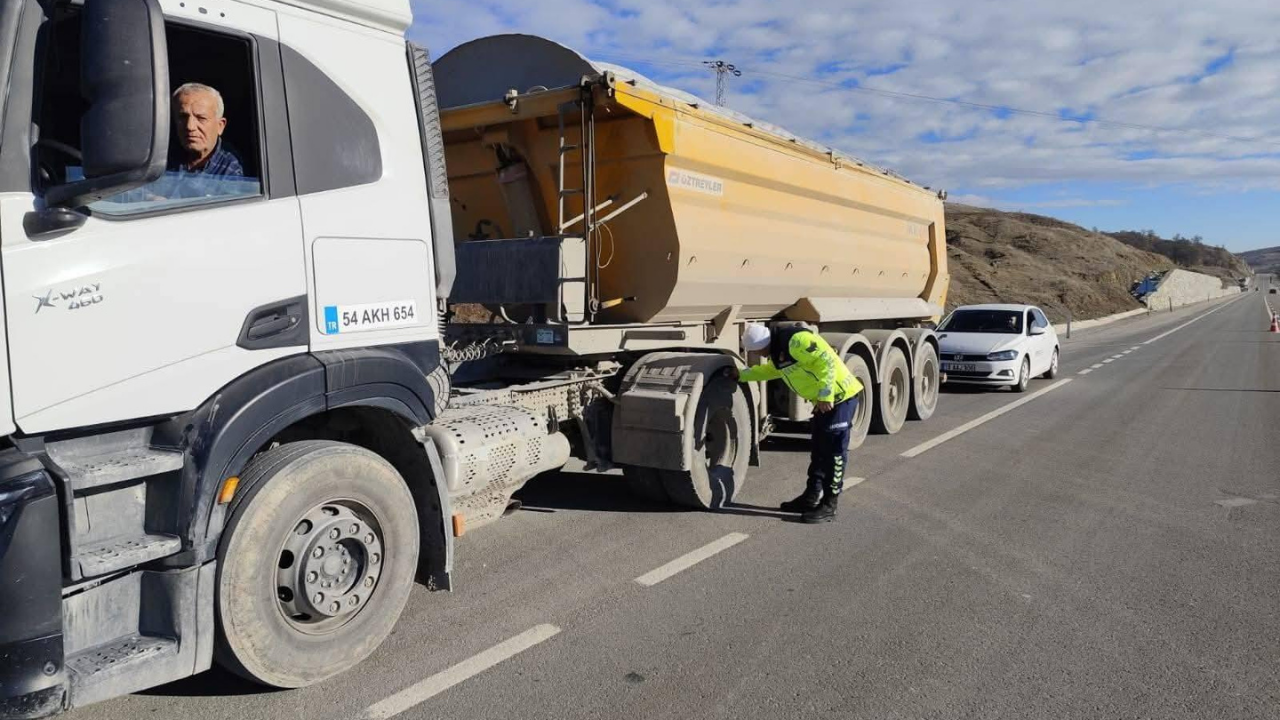 Yozgat’ta Kış Lastiği Denetimleri Başladı Sürücülere Güvenli Yol Çağrısı (4)