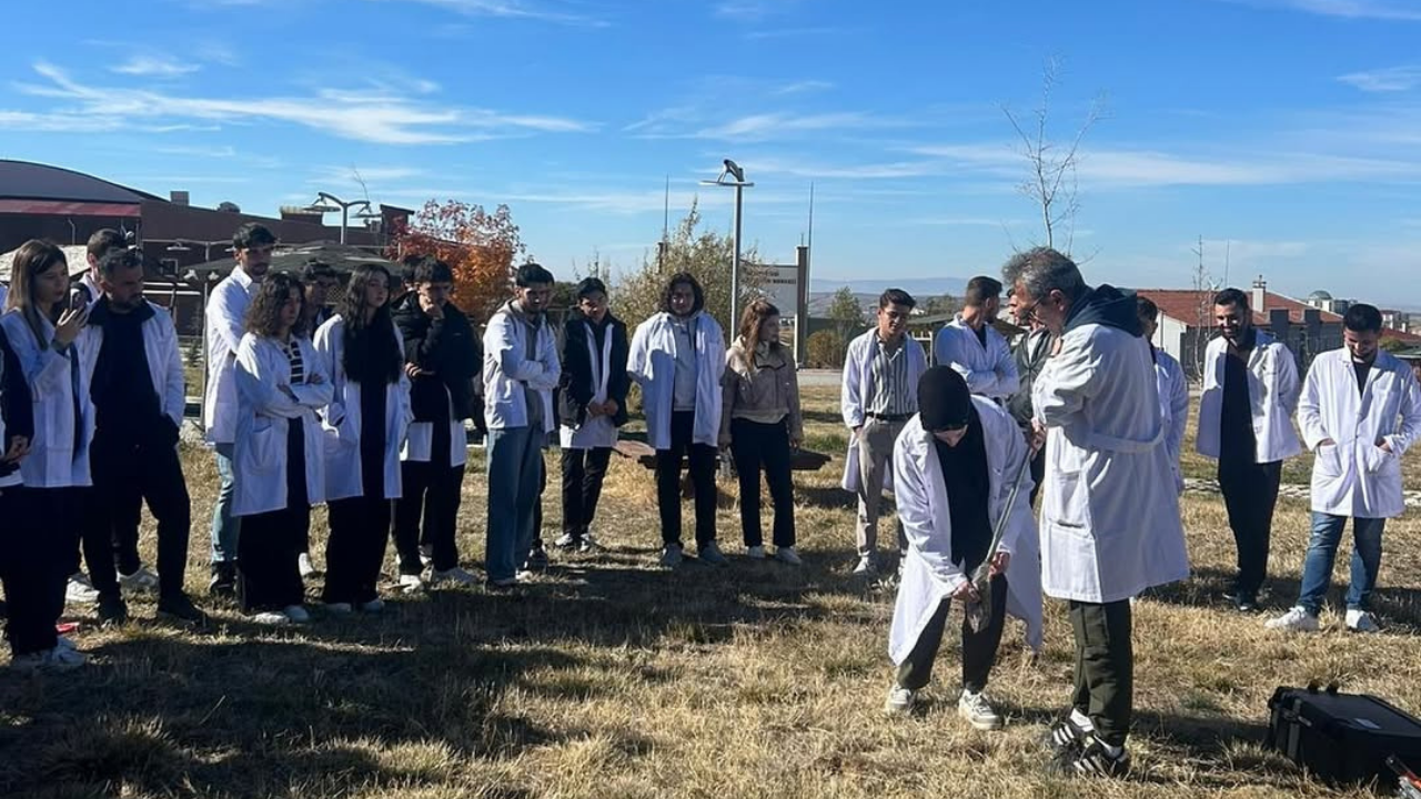 Yozgat’ta Üniversite Öğrencileri Sahada Akıllı Tarım Teknolojileriyle Birebir Eğitim (1)