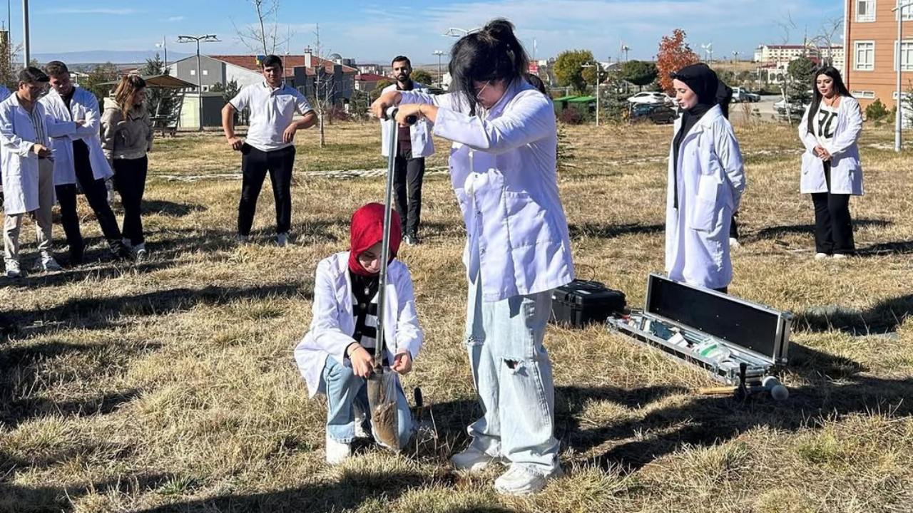 Yozgat’ta Üniversite Öğrencileri Sahada Akıllı Tarım Teknolojileriyle Birebir Eğitim (4)