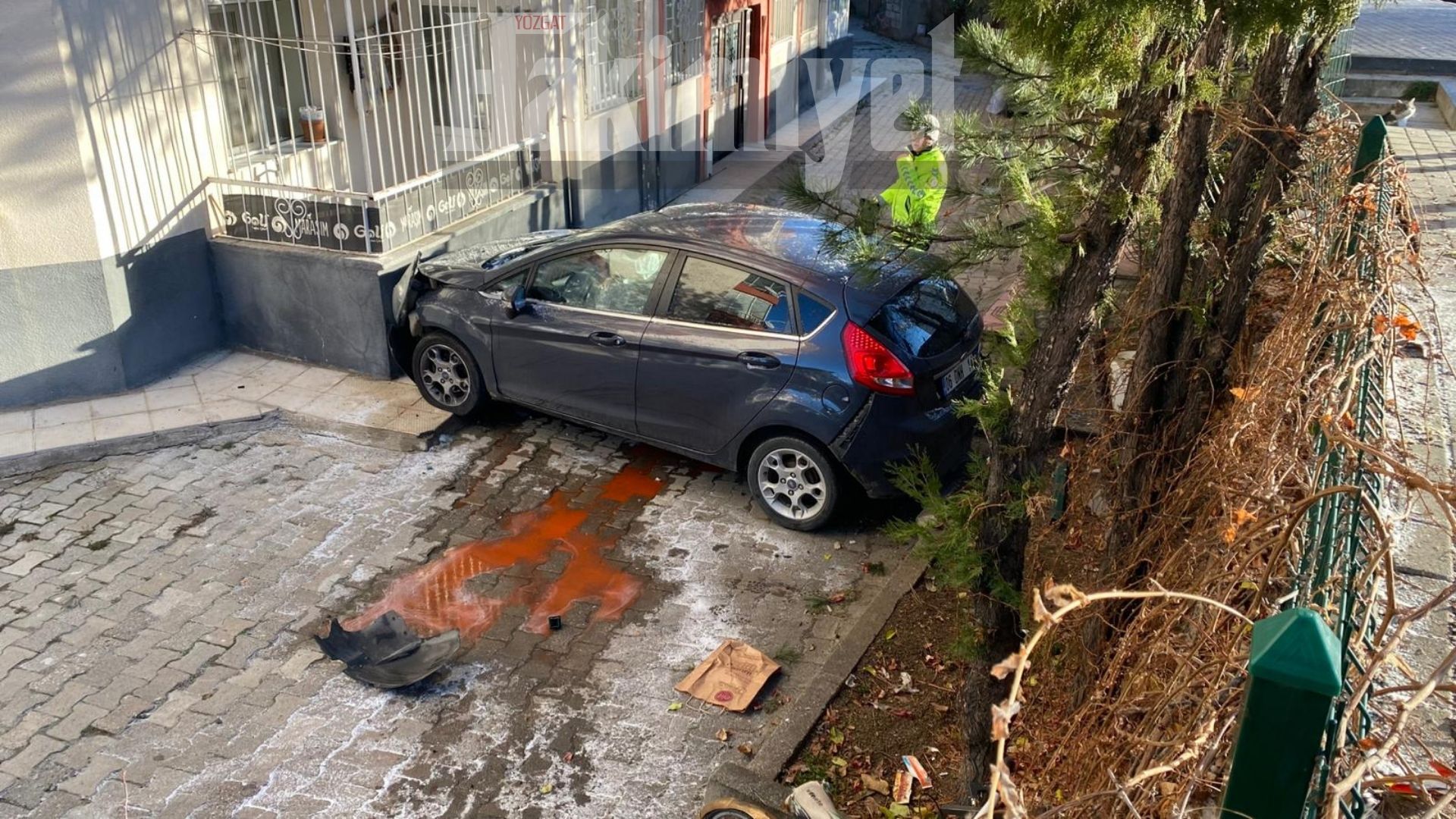 Yozgat’ta Buzlanma Kazaya Yol Açtı: Araç Apartman Bahçesine Uçtu