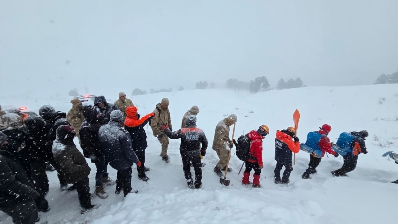 Artvin'de Acı Olay Çığ Altında Kalan Çobanların Cansız Bedenine Ulaşıldı (2)