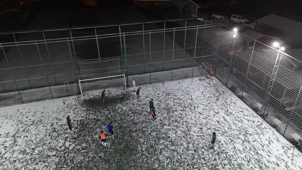 Halı Saha Aşkı Engel Tanımadı Kar Soğuk Demediler! (1)