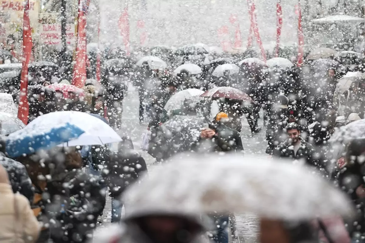 Kar Yagisi Istanbul Un Yani Basina Dayandi Lapa 19137100 2045 Amp