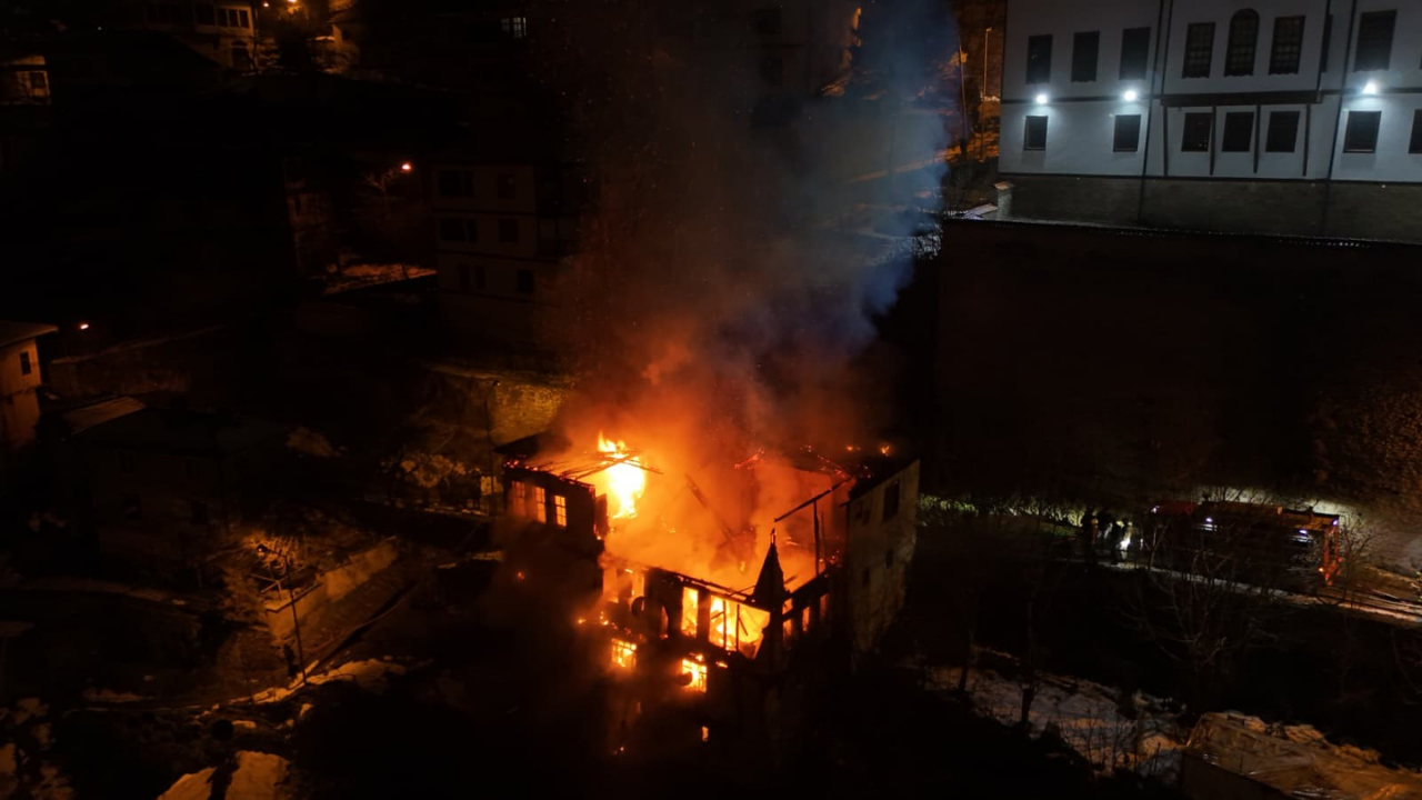 200 Yıllık Tarihi Konak Yangında Kullanılmaz Hale Geldi (2)
