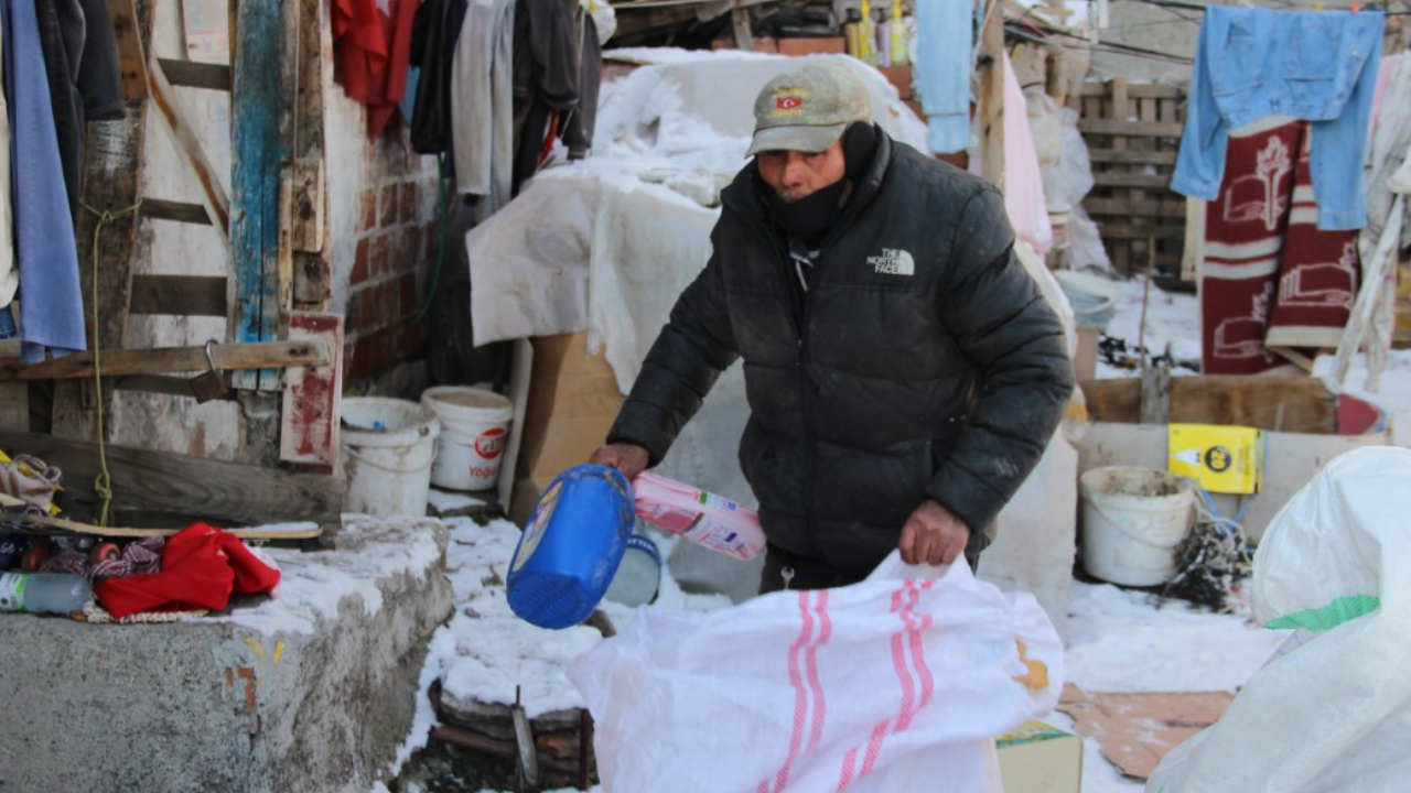 79 Yaşında Çöpten Bayrak Topluyor! Evinin Duvarlarını Süsledi (3)