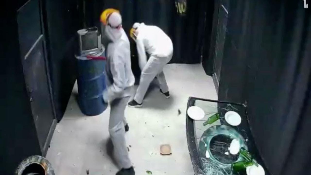 Öfkesini İş Kapısına Çevirdi Yoğun İlgi Görüyor (1)