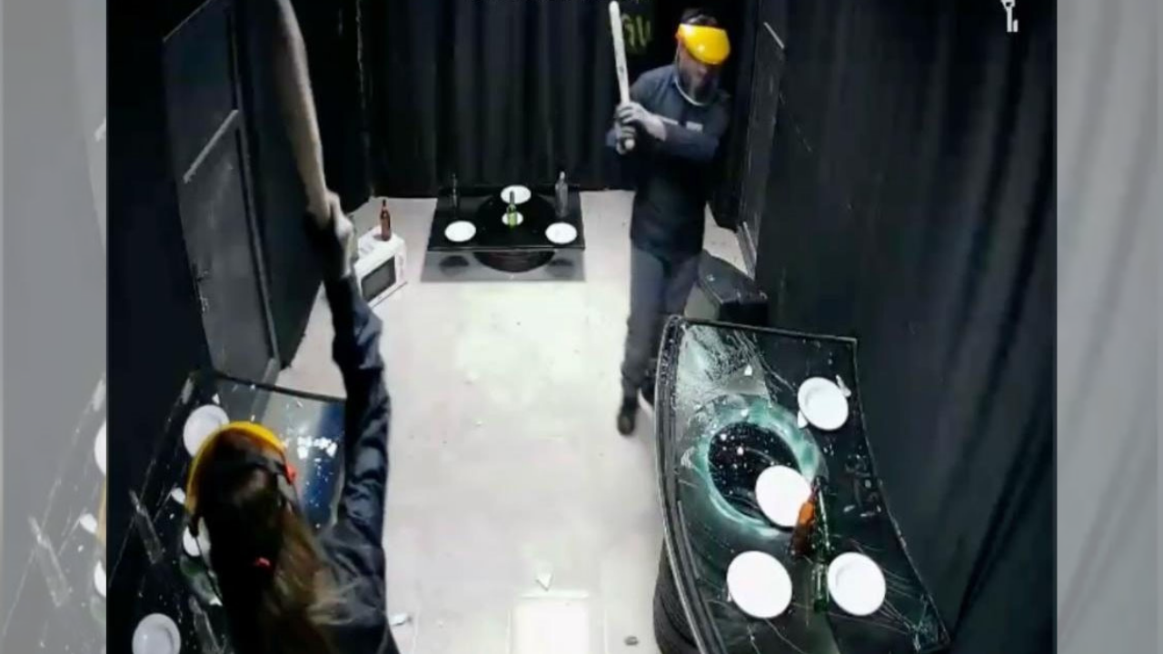 Öfkesini İş Kapısına Çevirdi Yoğun İlgi Görüyor (2)