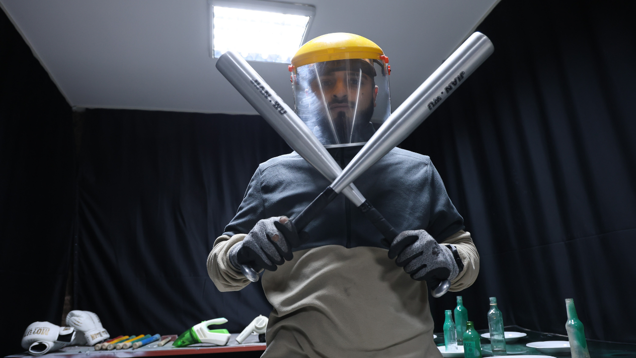 Öfkesini İş Kapısına Çevirdi Yoğun İlgi Görüyor (3)