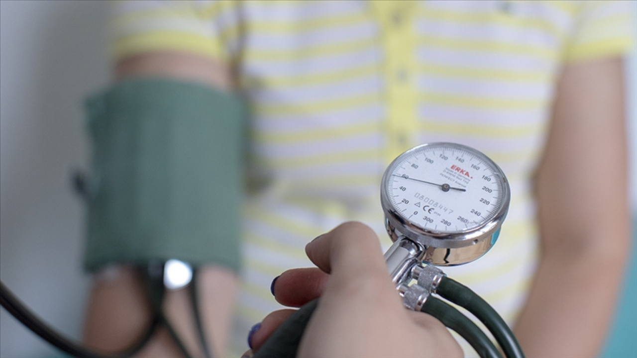 Sessizce İlerliyor Alnında Uzman Doktor Düzenli Ölçüm Uyarısı Yapıyor (2)