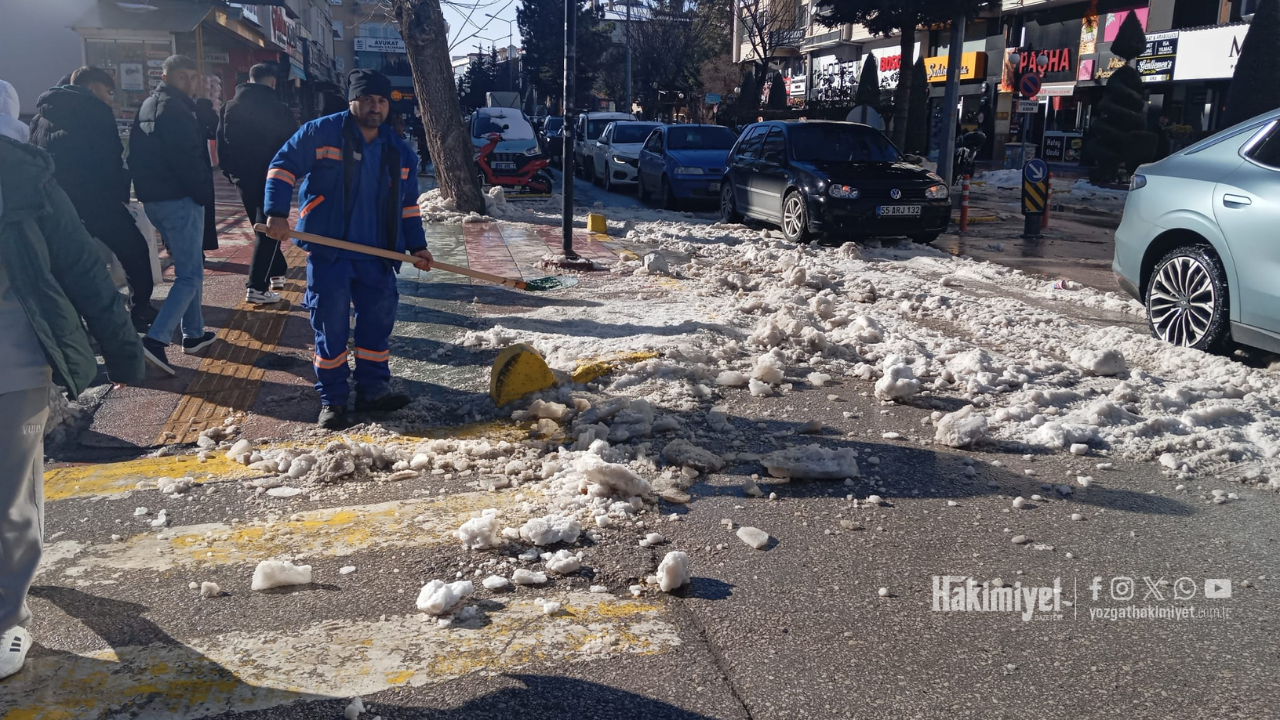 Yozgat’ta Kar Birikintileri Toplanıyor Belediye Ekipleri Sahada (1)