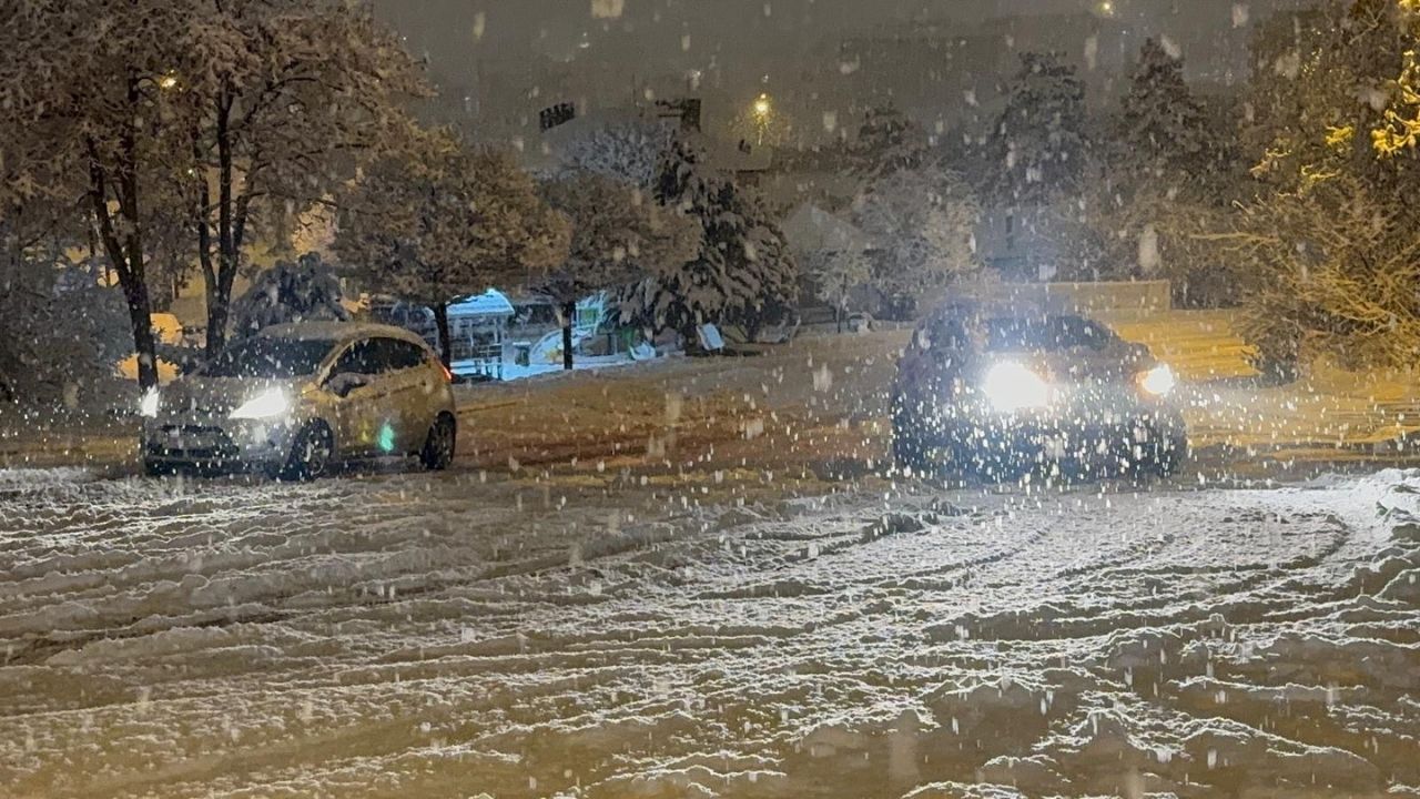 Yozgat'ta Kar Yağışı Hem Zorladı Hem Eğlendirdi (1)