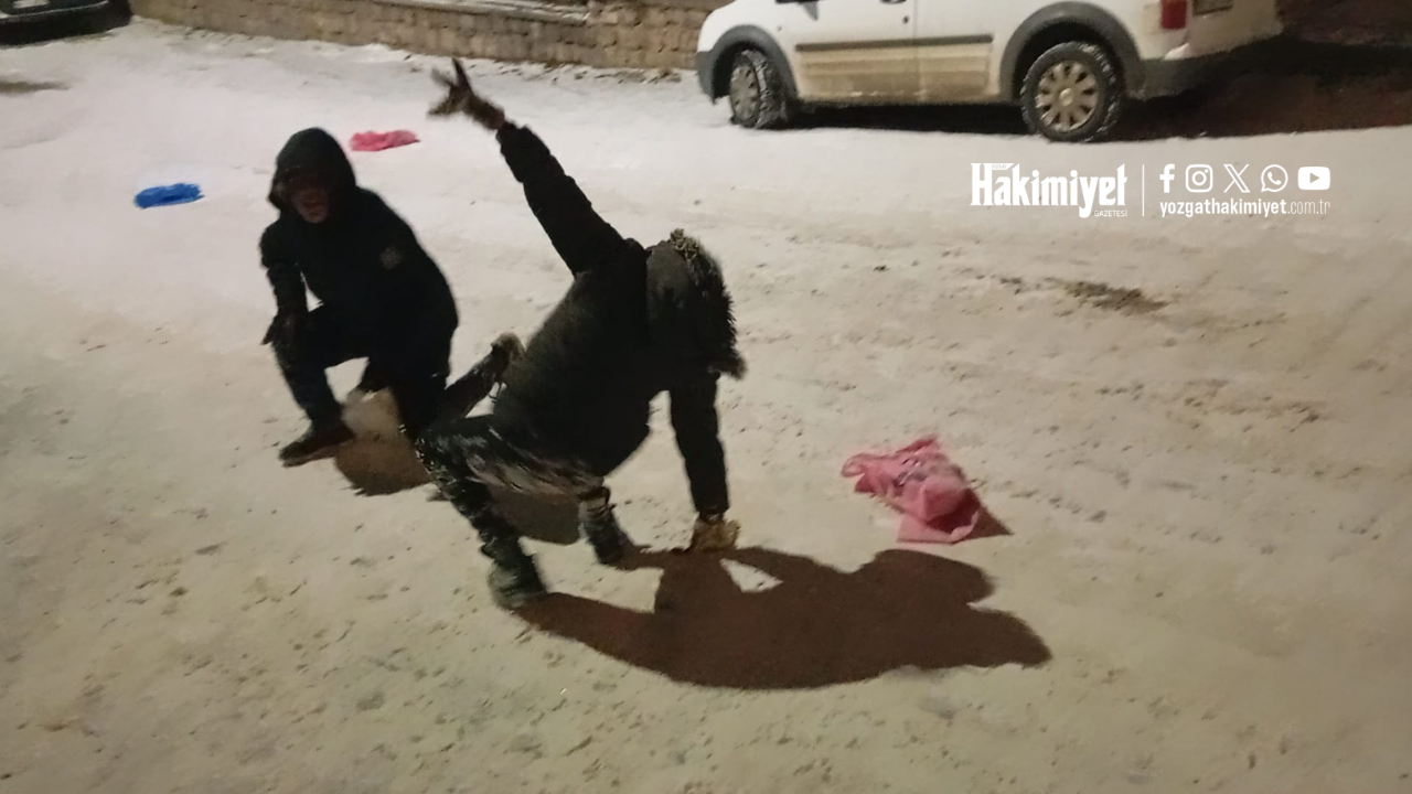 Yozgat’ta Kar Yağışıyla Çocuklar Poşetlerle Kayarak Eğlendi (1)