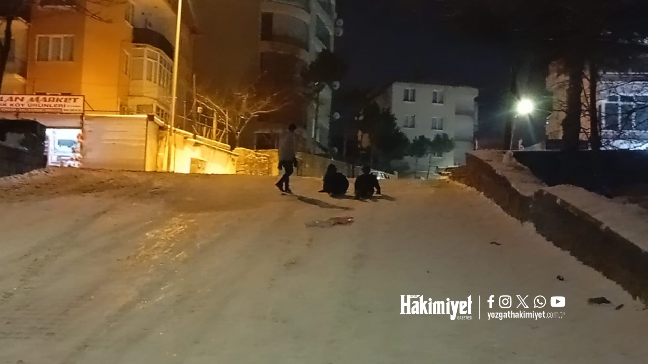 Yozgat’ta Kar Yağışıyla Çocuklar Poşetlerle Kayarak Eğlendi (3)