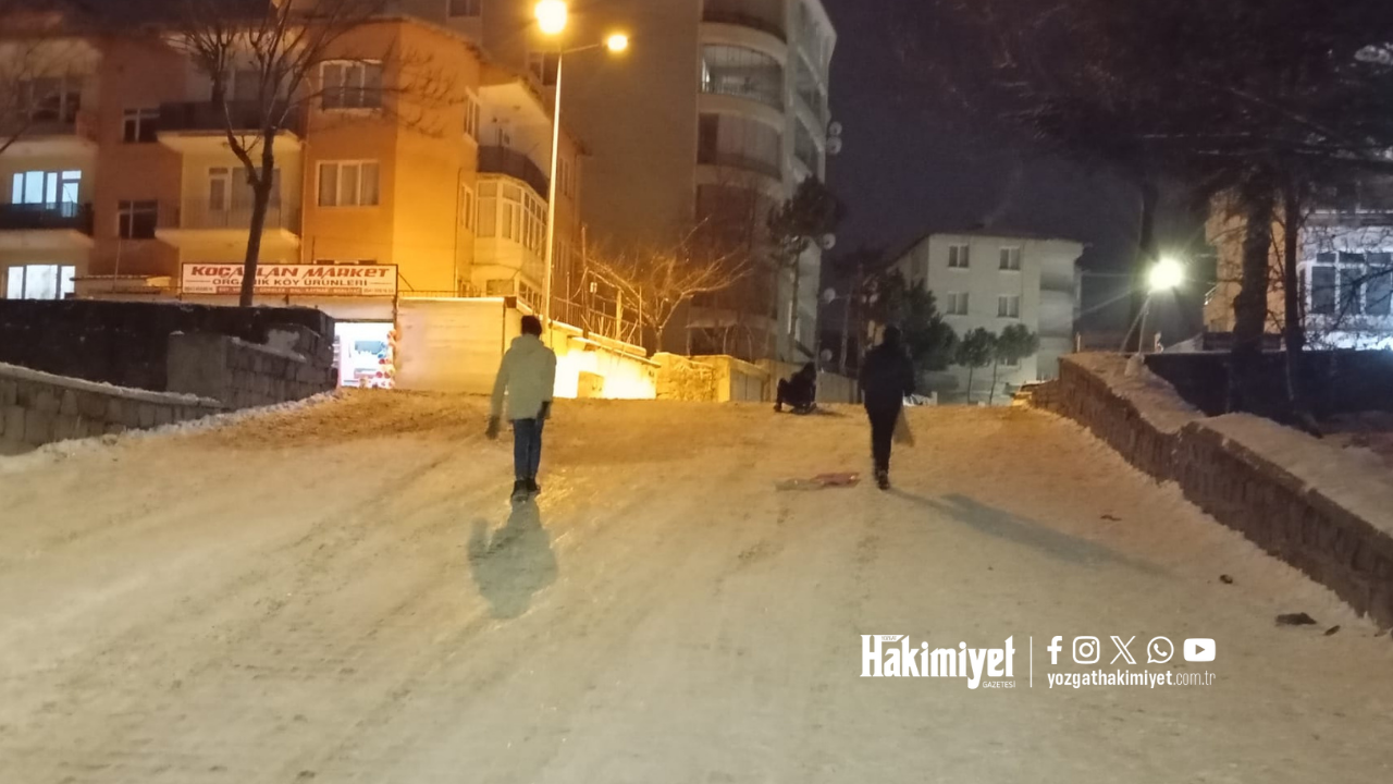 Yozgat’ta Kar Yağışıyla Çocuklar Poşetlerle Kayarak Eğlendi (4)