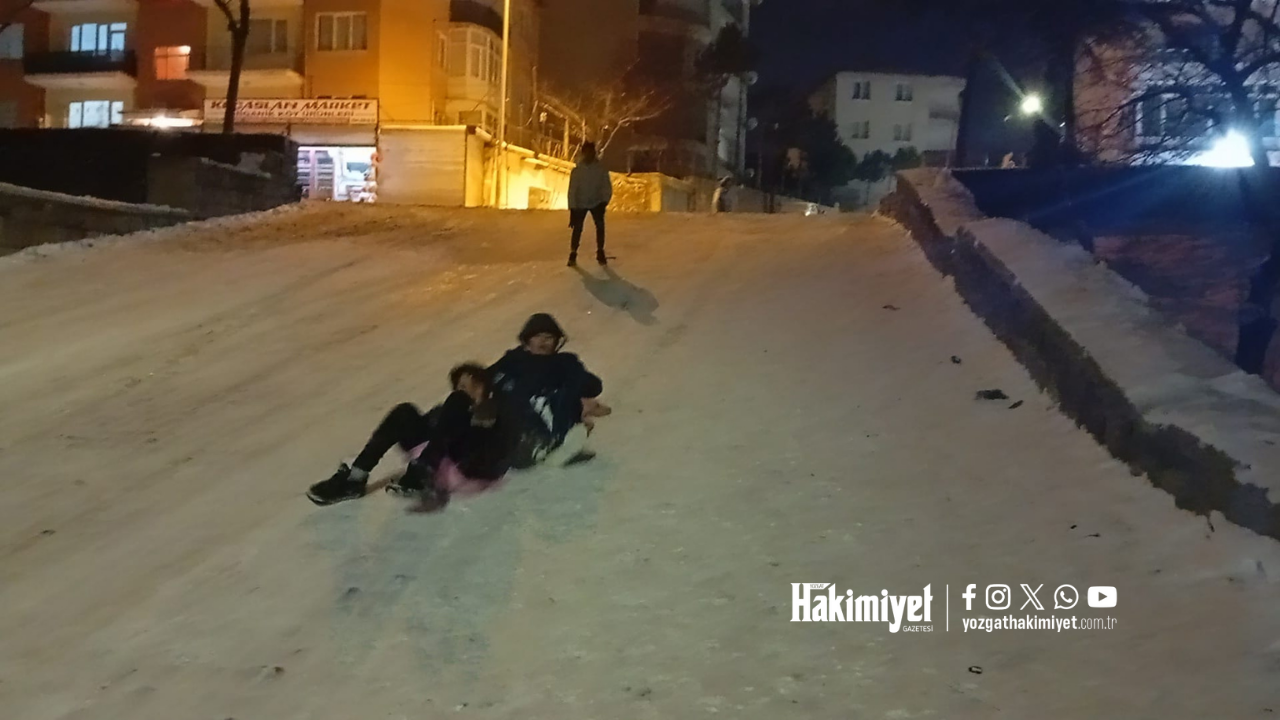 Yozgat’ta Kar Yağışıyla Çocuklar Poşetlerle Kayarak Eğlendi (5)