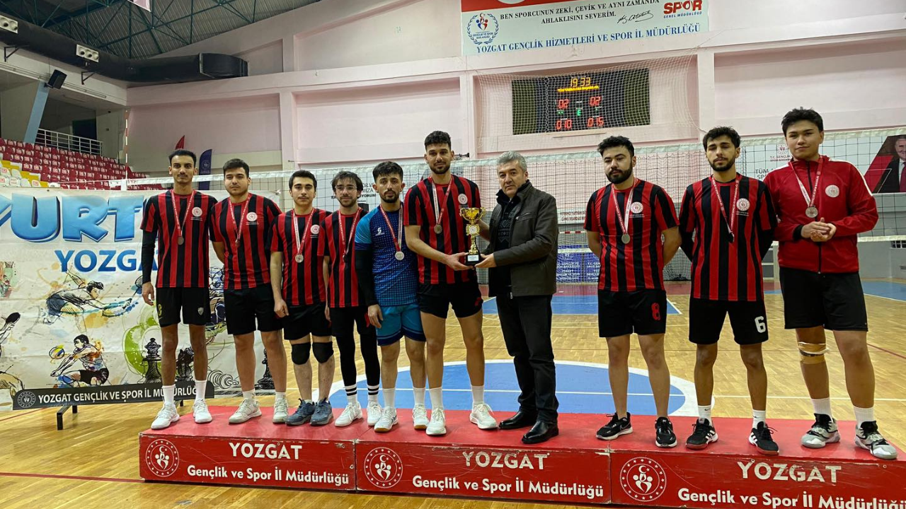 Yozgat’ta Nefes Kesen Final Tamamlandı Yurtlararası Voleybolda Kupayı Kazanan Belli Oldu (3)